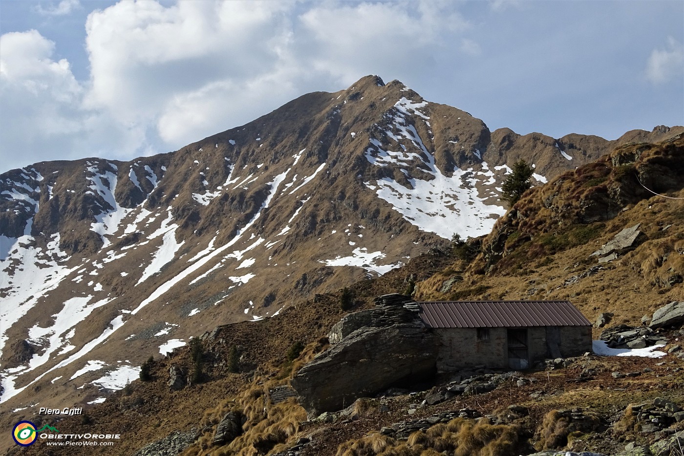 40 Ed ecco una baita con bella vista sul Monte Fioraro.JPG